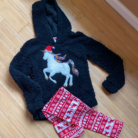 A festive and warm black Sherpa hoodie with unicorn & matching holiday leggings - Picture 2 of 8